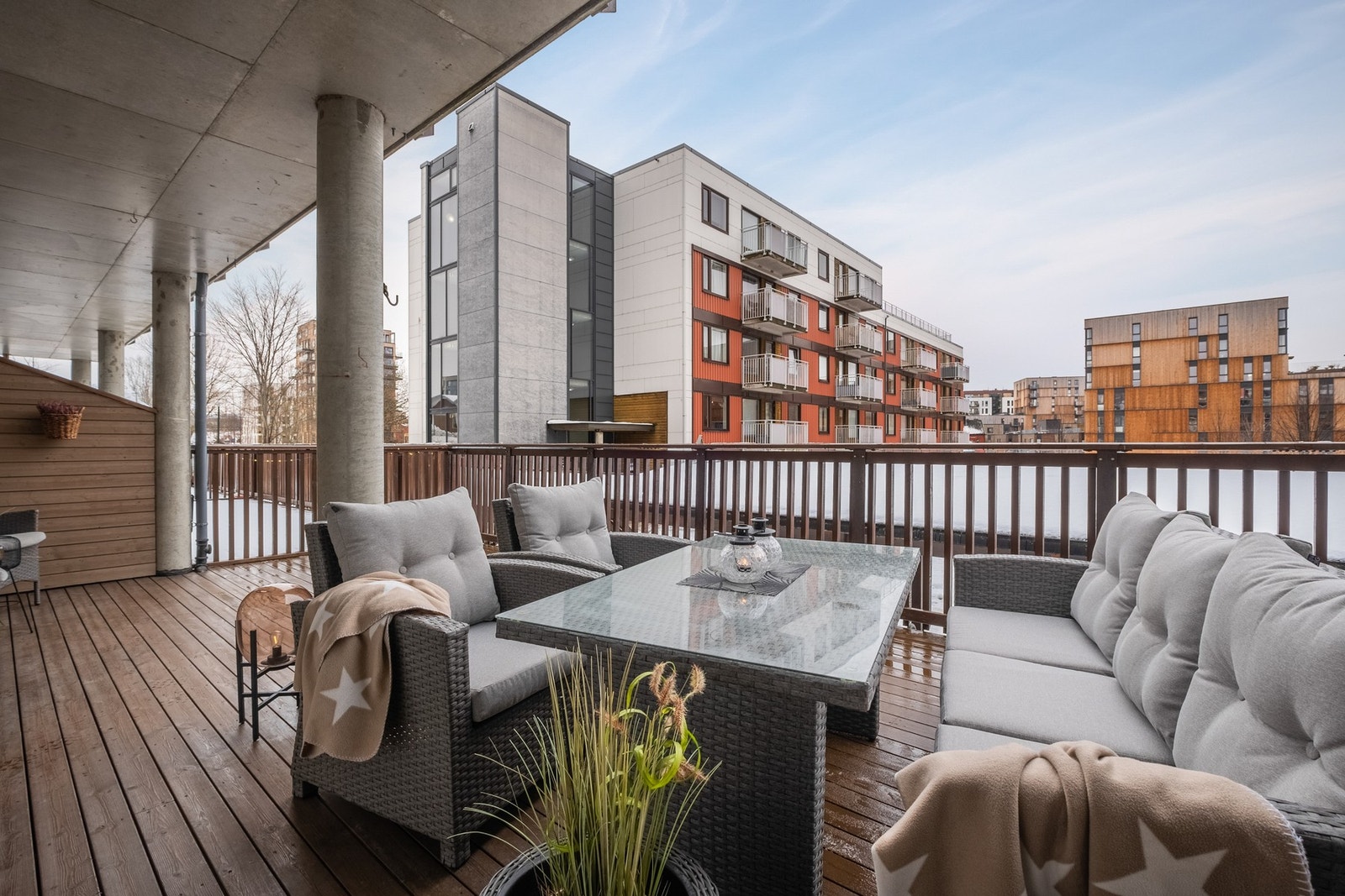 Terrassen måler hele 31 kvm og gir deg rikelig med plass til utendørsmøbler og grill. Galleribilde
