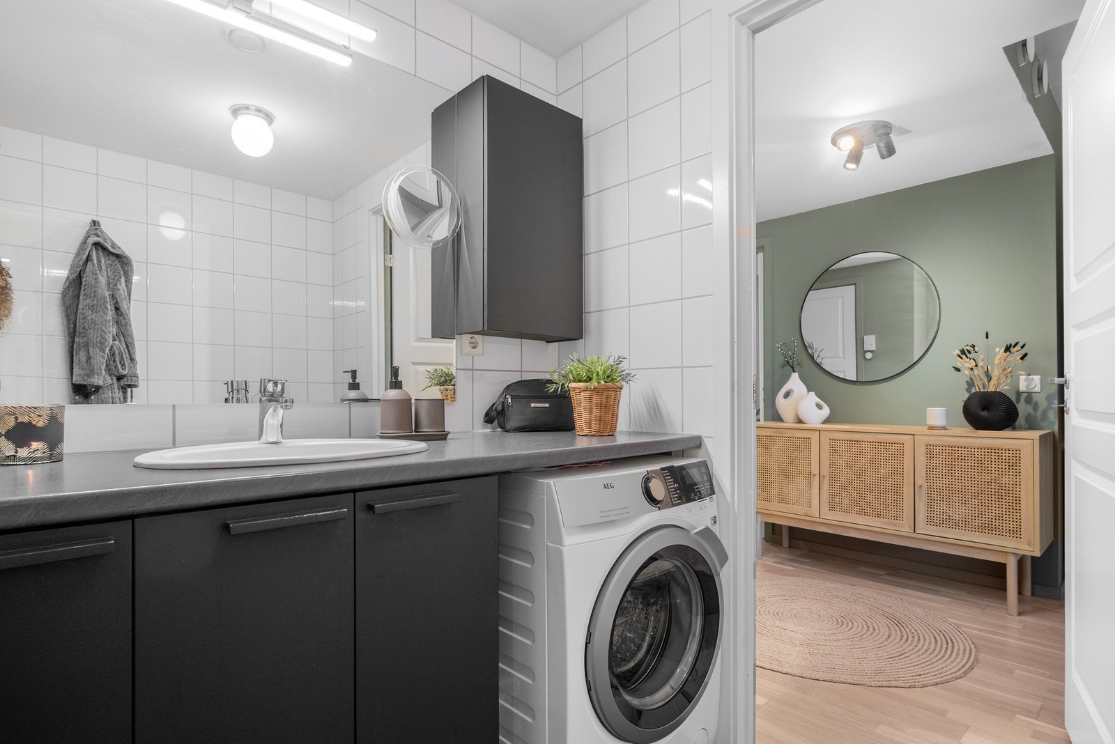 Badet har behagelig varme i gulv og opplegg for vaskemaskin. Galleribilde