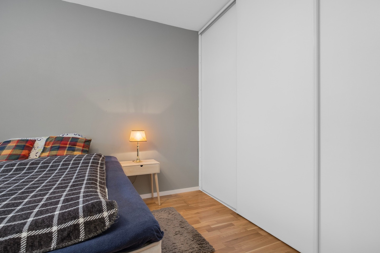 Stor skyvedørsgarderobe som medfølger i handelen. Galleribilde