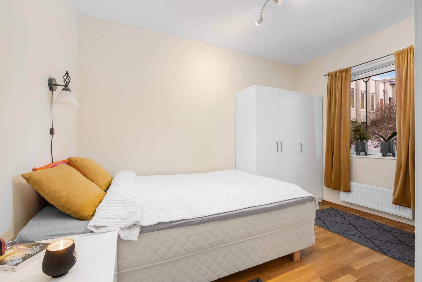 Det andre soverommet måler 9 kvm og har god plass til en stor seng og garderobe. Galleribilde