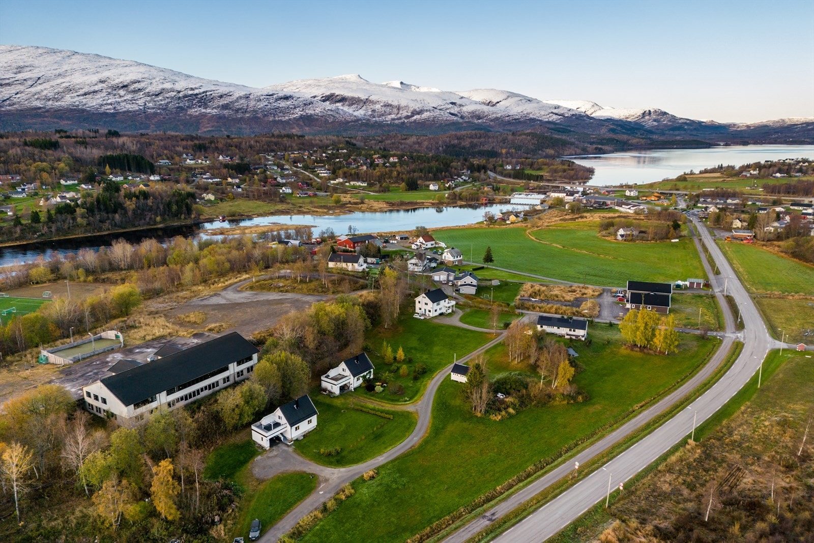 Eiendommen har attraktiv beliggenhet sentralt i flotte Valnesfjord. Galleribilde
