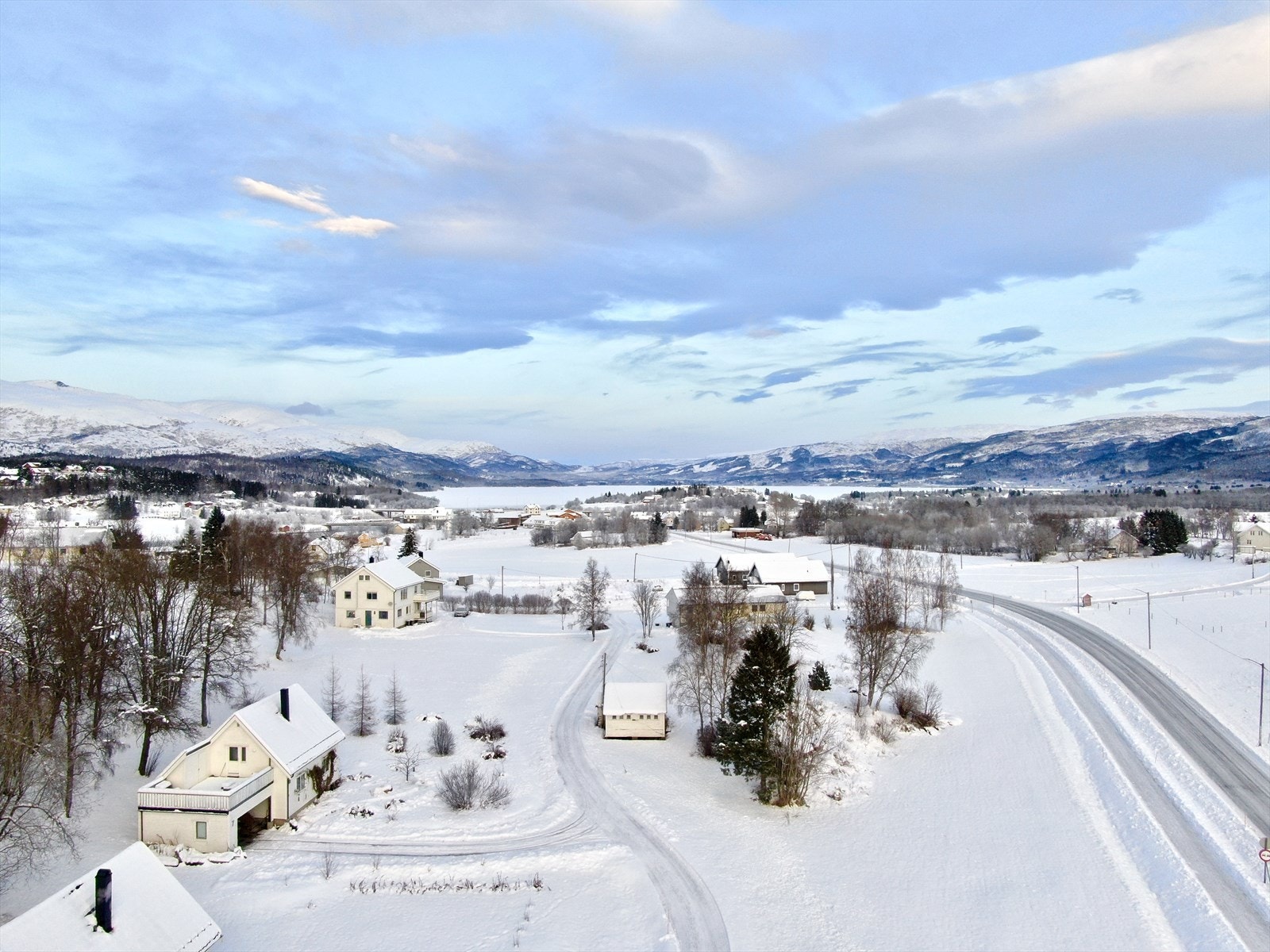 Valnesfjord sentrum innen kort gangavstand. Galleribilde