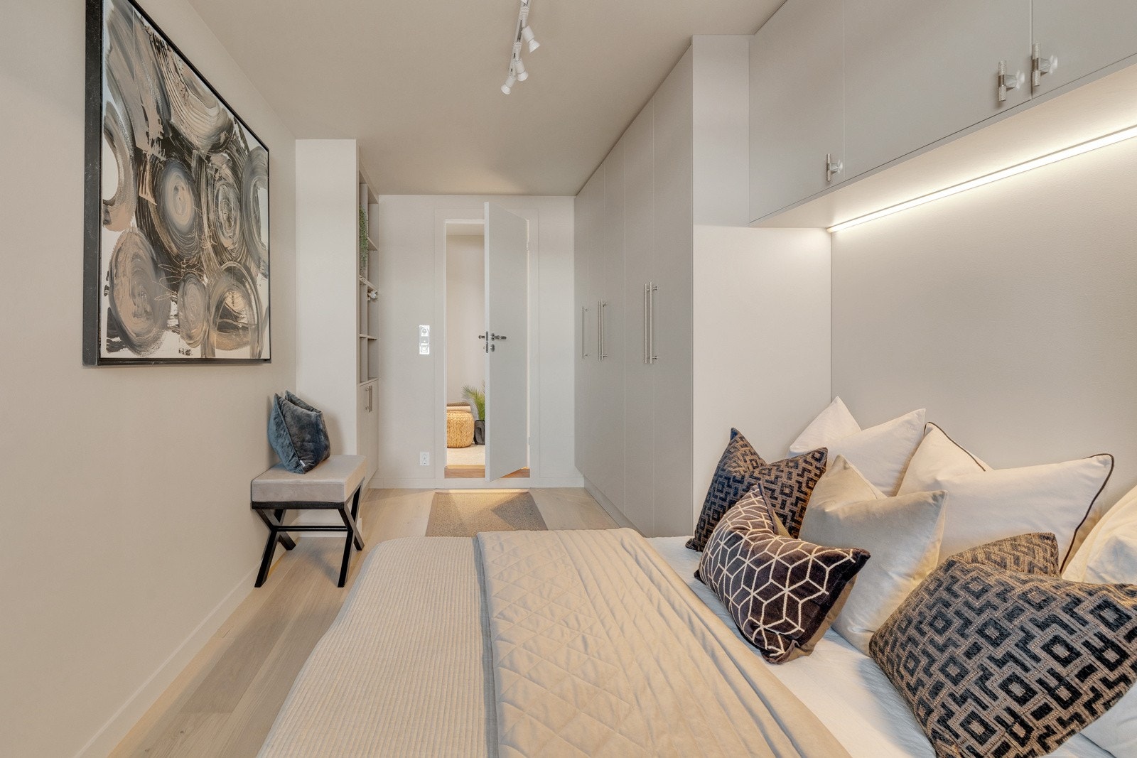 Det er ekstremt gode oppbevaringsmuligheter i skuffer og skap. Videre er det et eget bad. Galleribilde