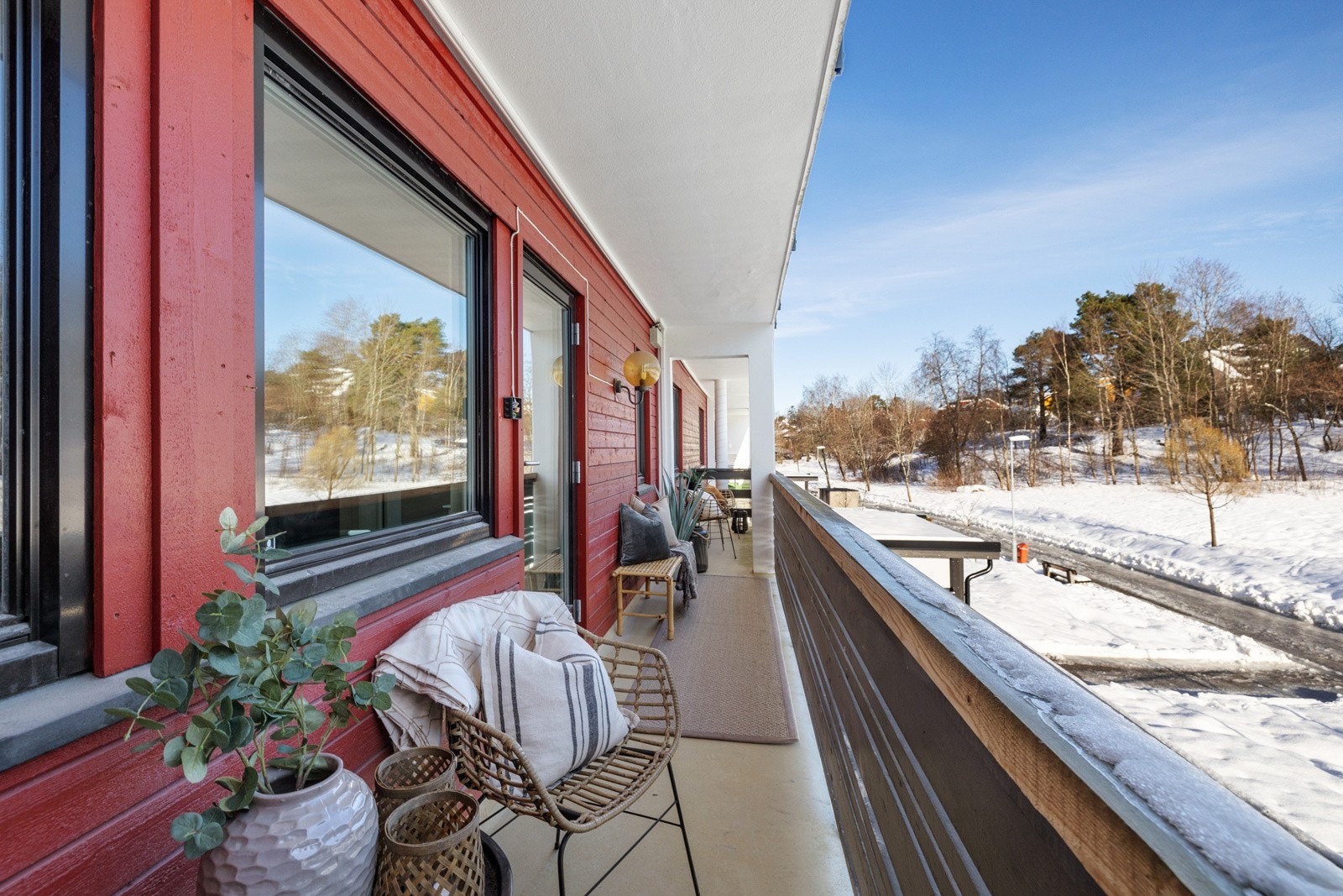 Balkongen er på ca.11 kvm. Her er det også en bod på ca. 1 kvm. Galleribilde