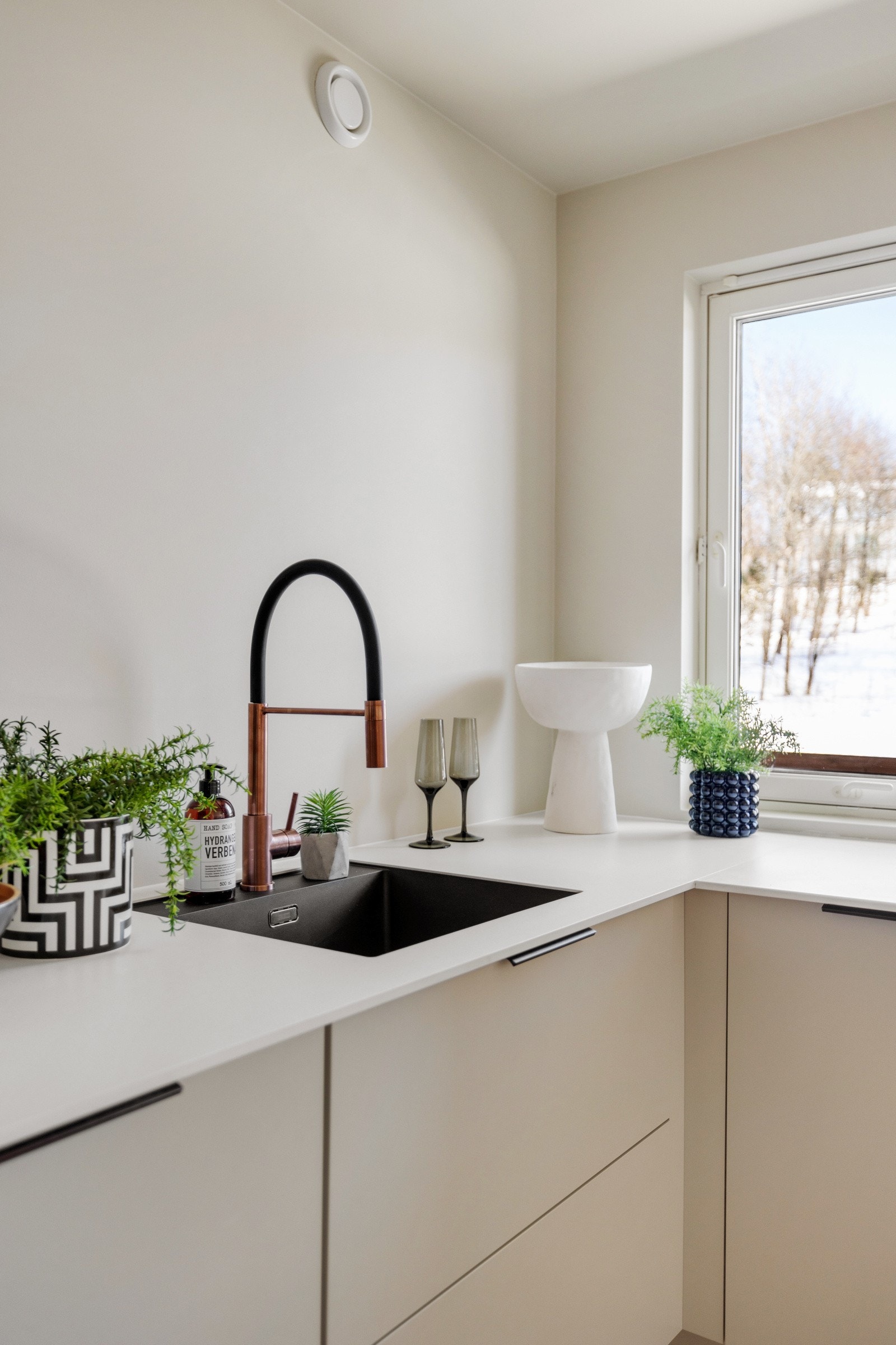 Det er mange eksklusive detaljer i boligen. Blandebatteri med spylefunksjon. Galleribilde