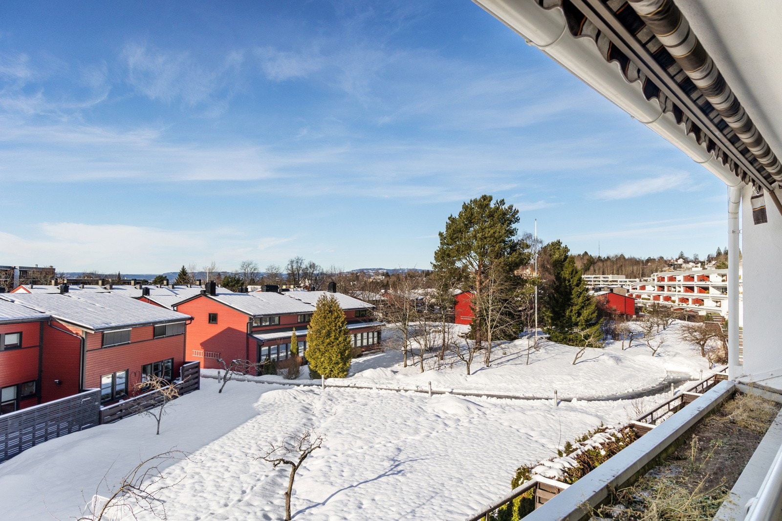 Det er nydelig utsikt og ingen innsyn fra terrassen, her er det sol til solen går ned Galleribilde