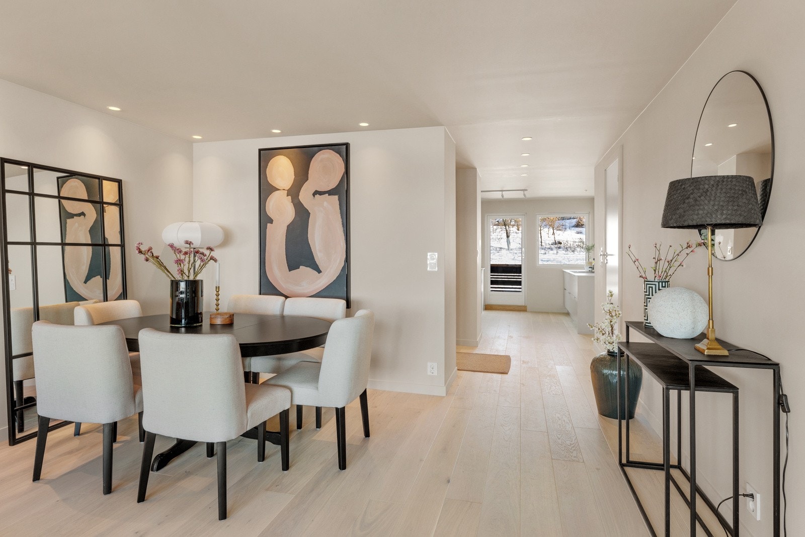 Romslik stue på ca. 29 kvm. Boligen er gjennomgående og meget lys Galleribilde