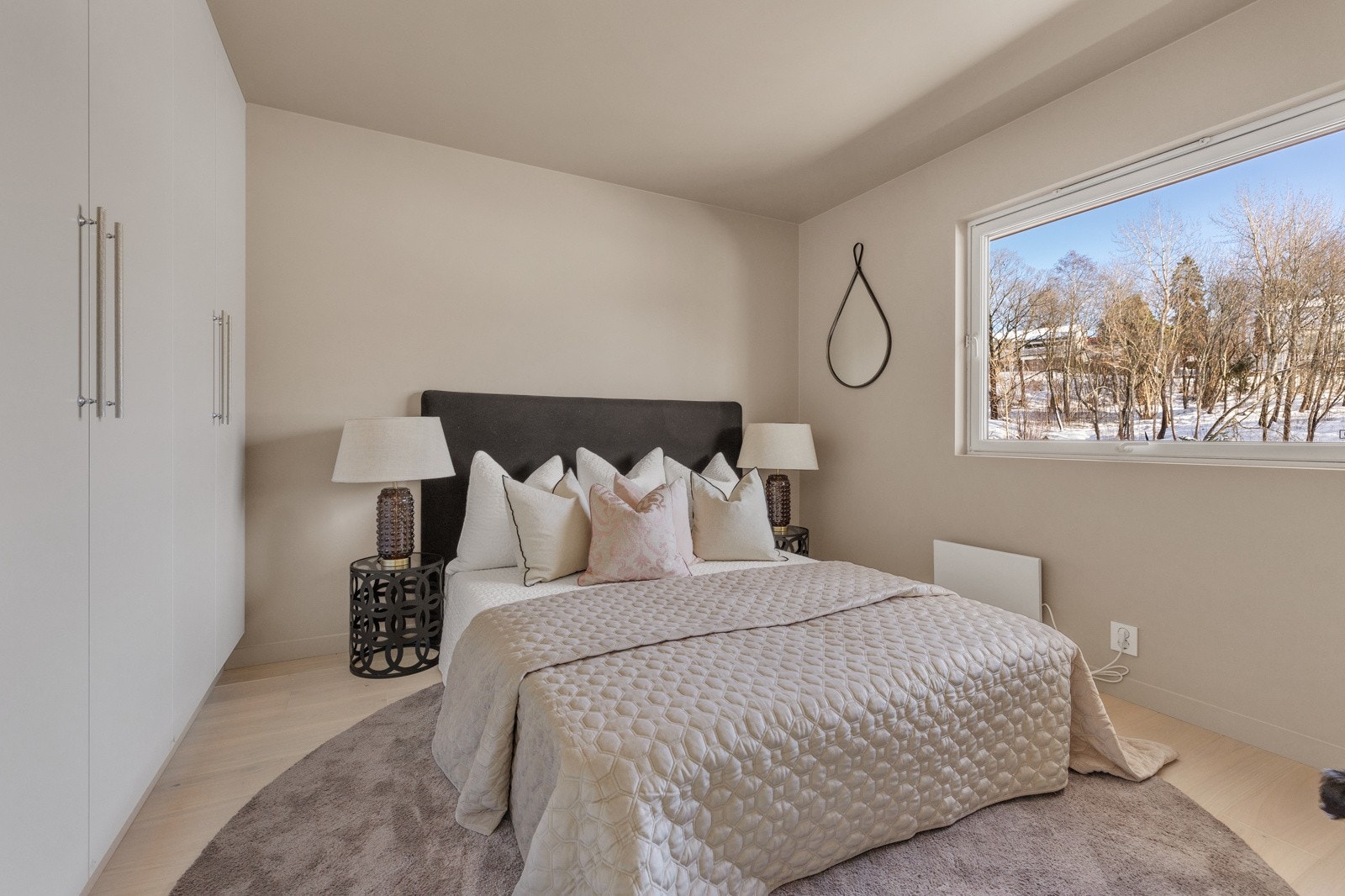 Soverom 1. Det er spesialtilpasset garderobeskap. Alle vinduer og balkongdører er fra 2015 Galleribilde