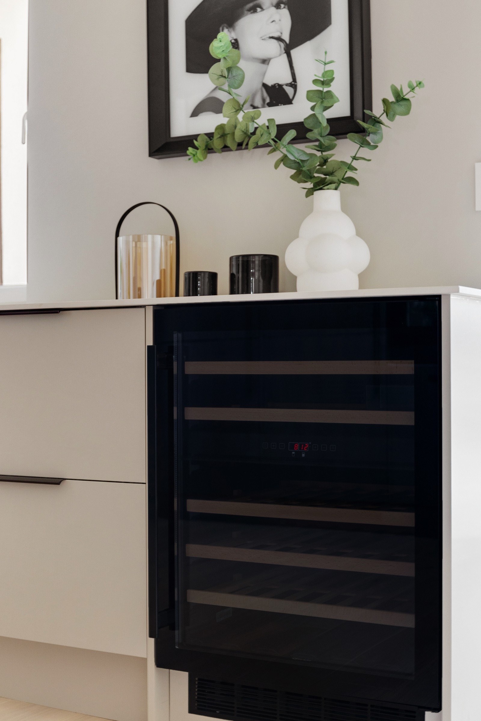 Integrert vinskap med 2 temperatursoner. Galleribilde