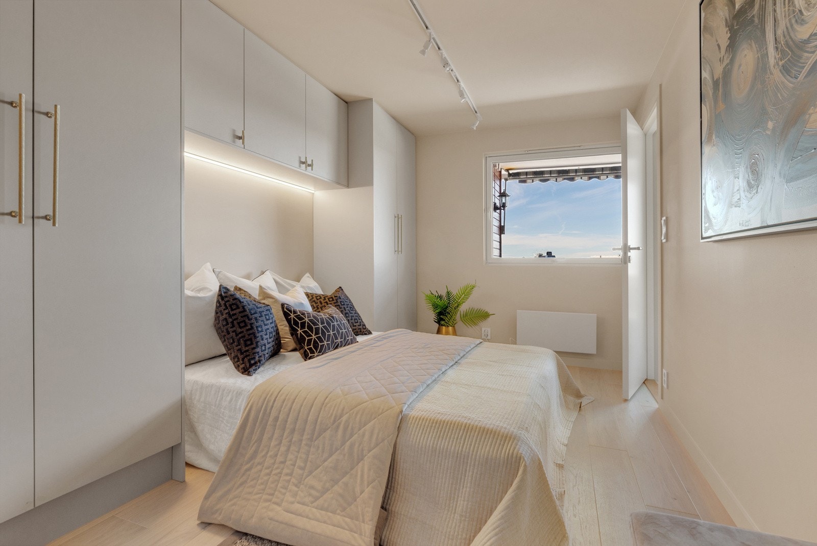 Fra stuen er det inngang stort masterbedroom med flere plassbygde garderobeløsninger. Galleribilde