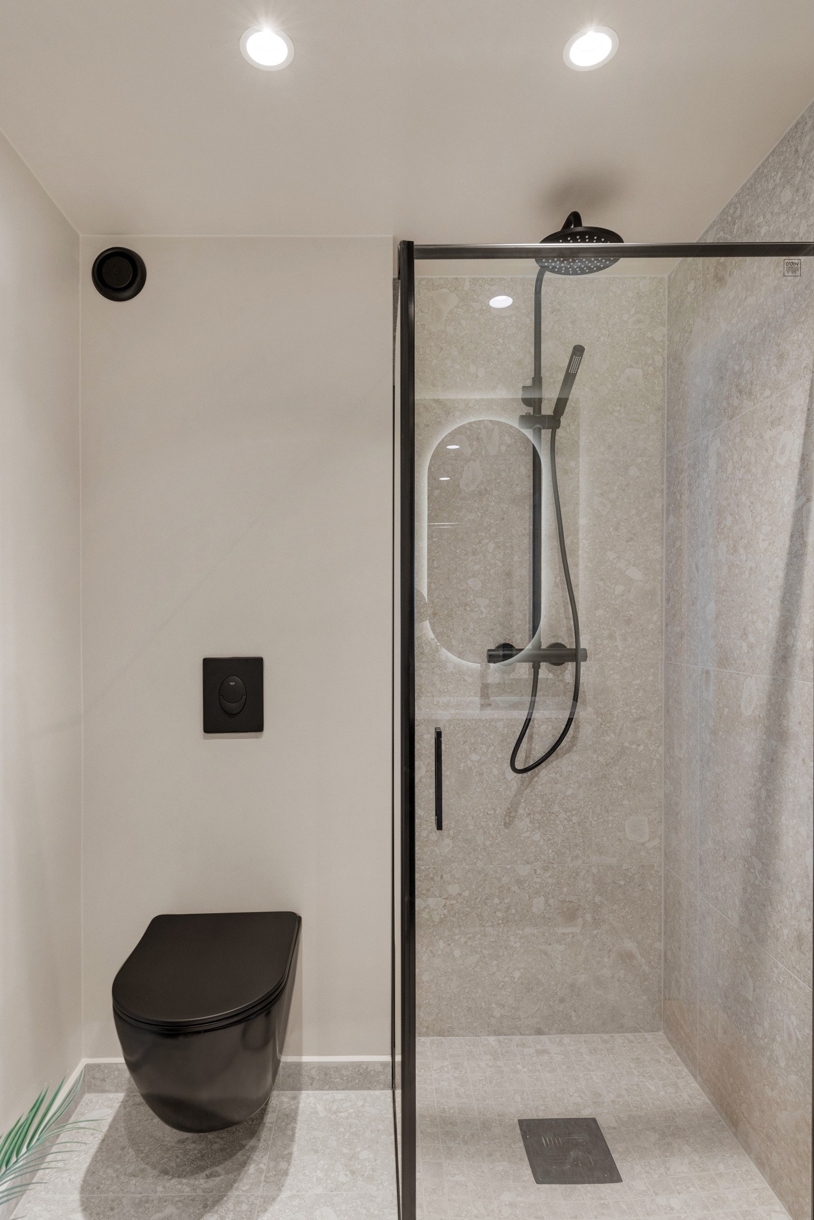 I og med at det ikke er flislagte vegger, så kan man endre farge når man måtte ønske Galleribilde