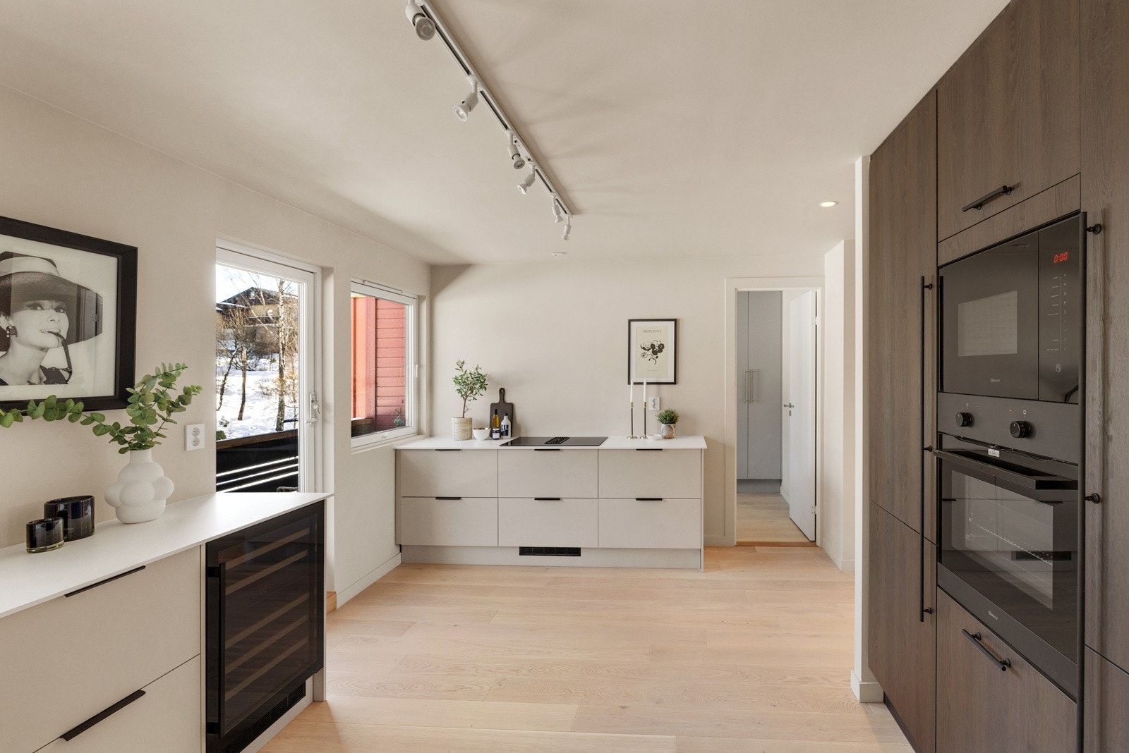 Det er 1 cm. kompaktlaminat med underlimt vask i kompositt Galleribilde