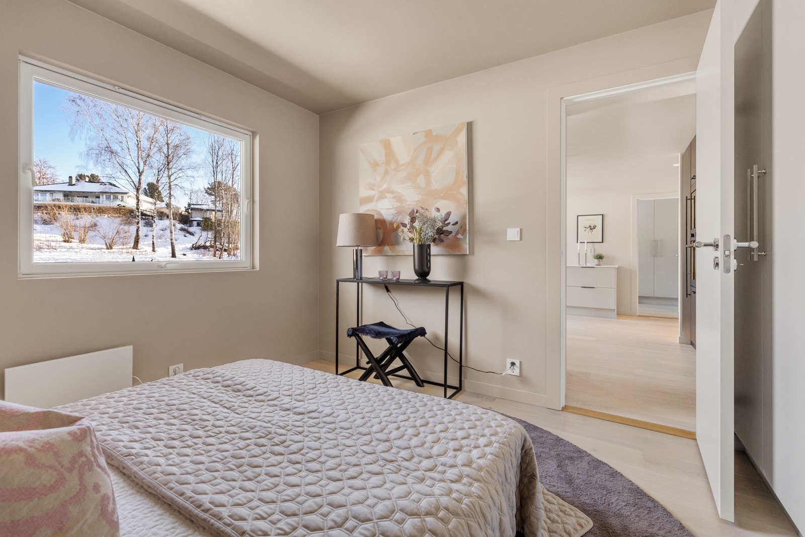 Fra kjøkkenet er det inngang til soverom 1 som vender mot balkong. Galleribilde