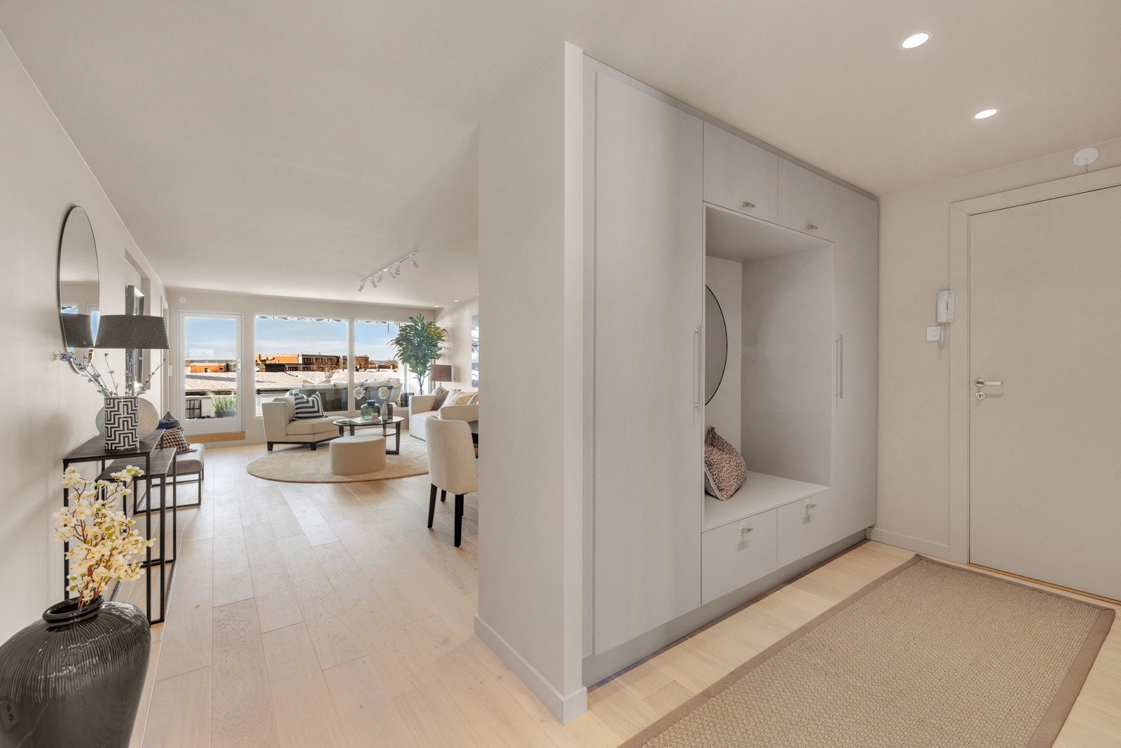 I entrè er det spesialtilpasset garderobe med sittebenk. Galleribilde