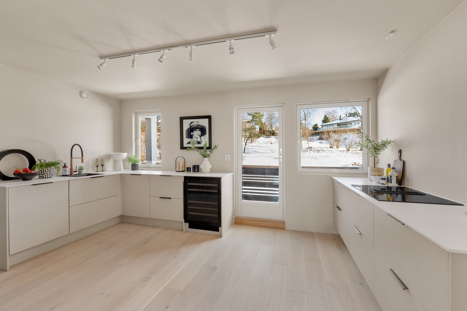 Det er store arbeidsflater, og mye oppbevaring. Fra kjøkkenet er det utgang til østvendt balkong. Ingen innsyn Galleribilde