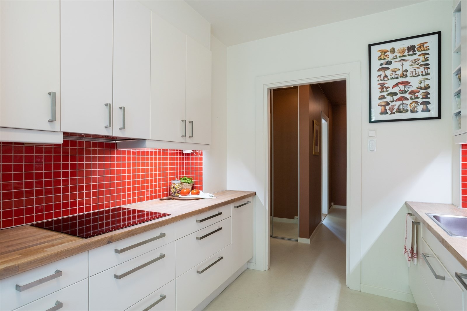 Kjøkkenet har rikelig med både skap- og benkeplass Galleribilde