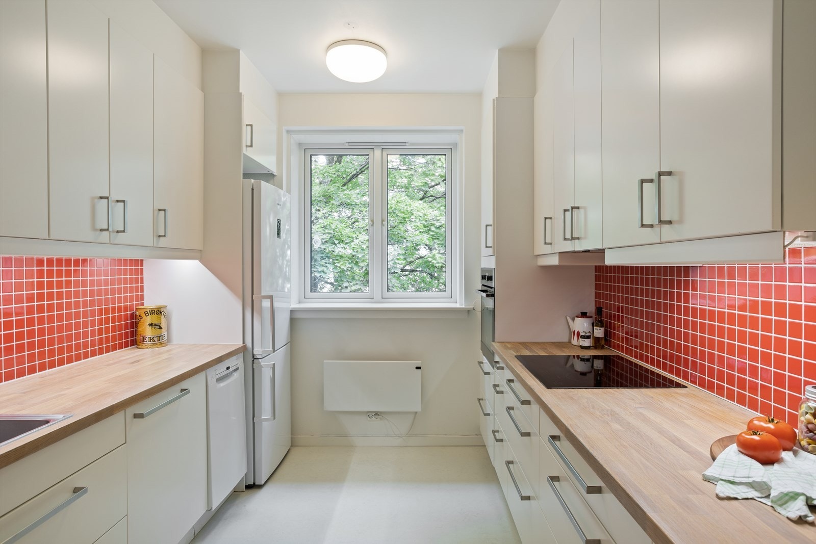 Ikea kjøkkeninnredning med eik benkeplate Galleribilde