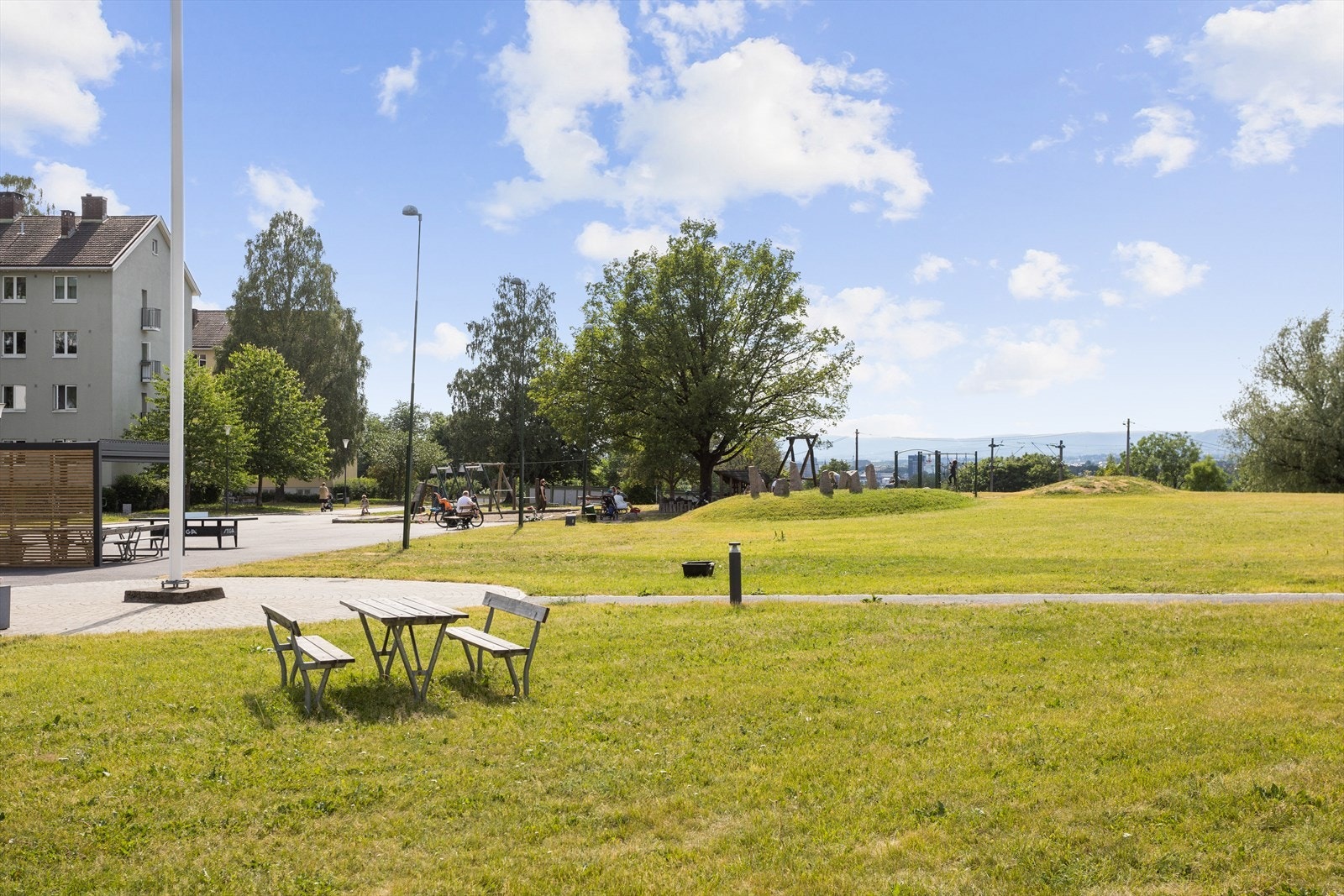 På Keyserløkka finner du mange store grøntarealer med lekeapparater for de minste Galleribilde