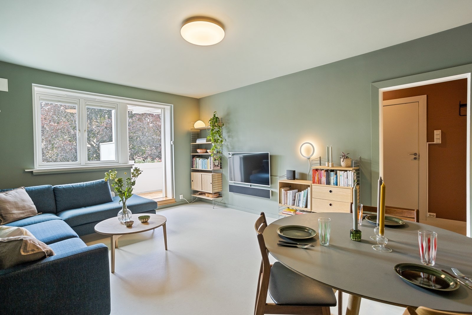 Leiligheten er pusset opp med bla. nye gulv i 2021 Galleribilde