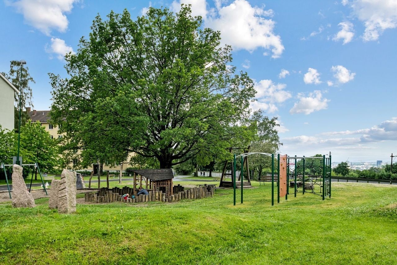 Rett på utsiden av leiligheten er det flere lekeplasser for barna Galleribilde