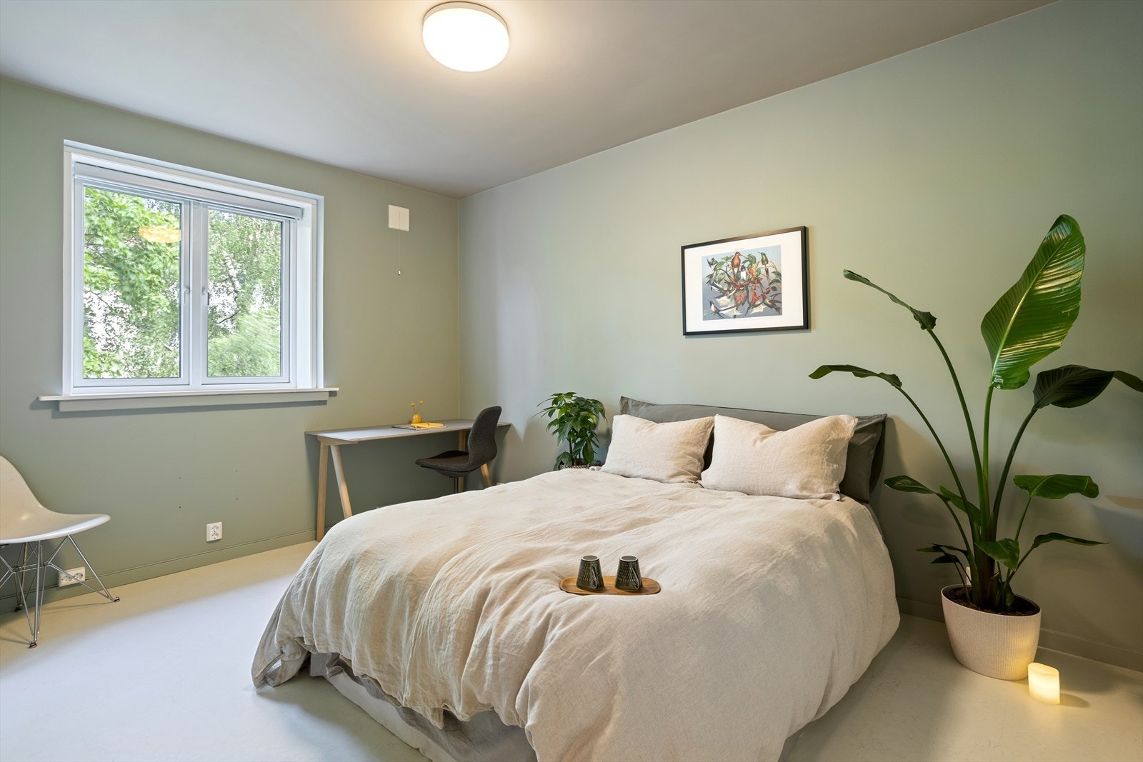 Hovedsoverommet er romslig og har plass til stor seng og nattbord på begge sider Galleribilde