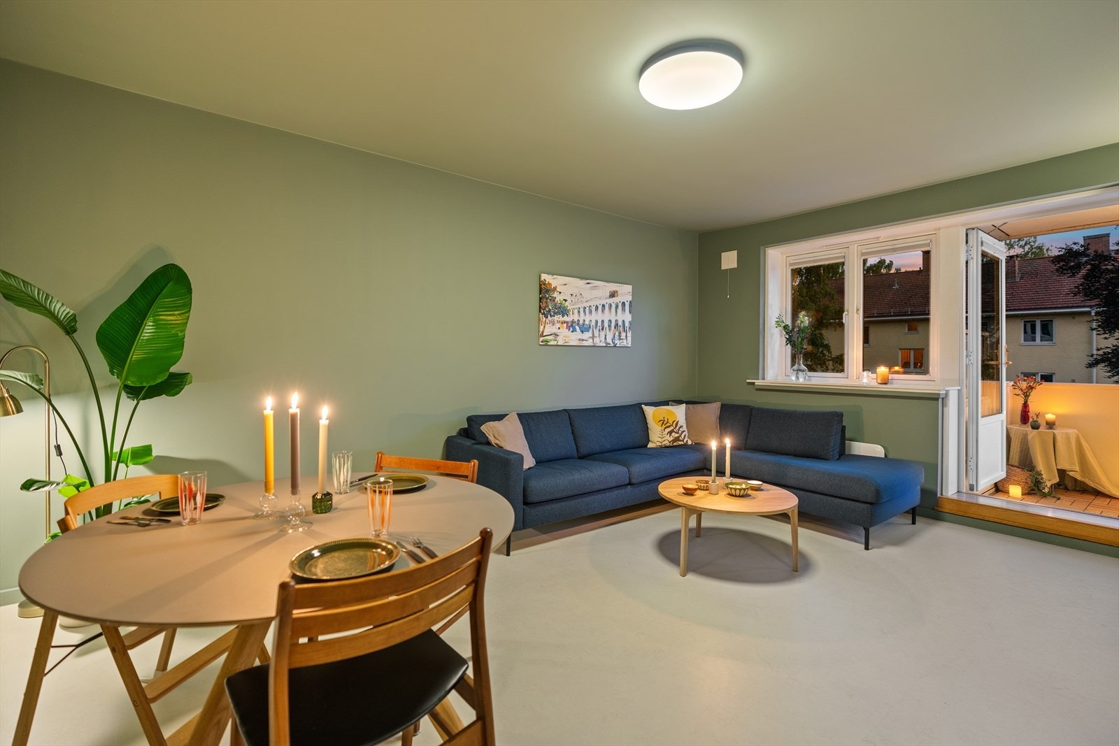 Vinduene i stuen er utstyrt med solskjerming av typen "plisse Luxaflex" Galleribilde