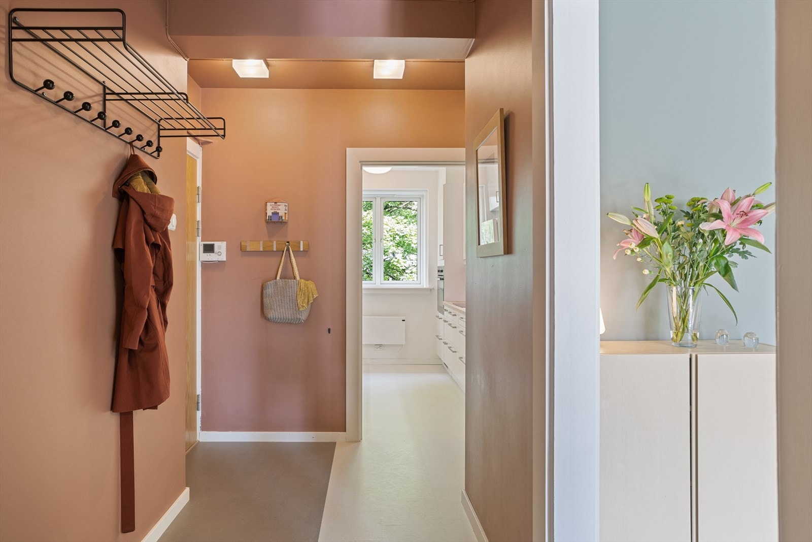 Den lekre entreen tar deg videre til leilighetens øvrige rom Galleribilde