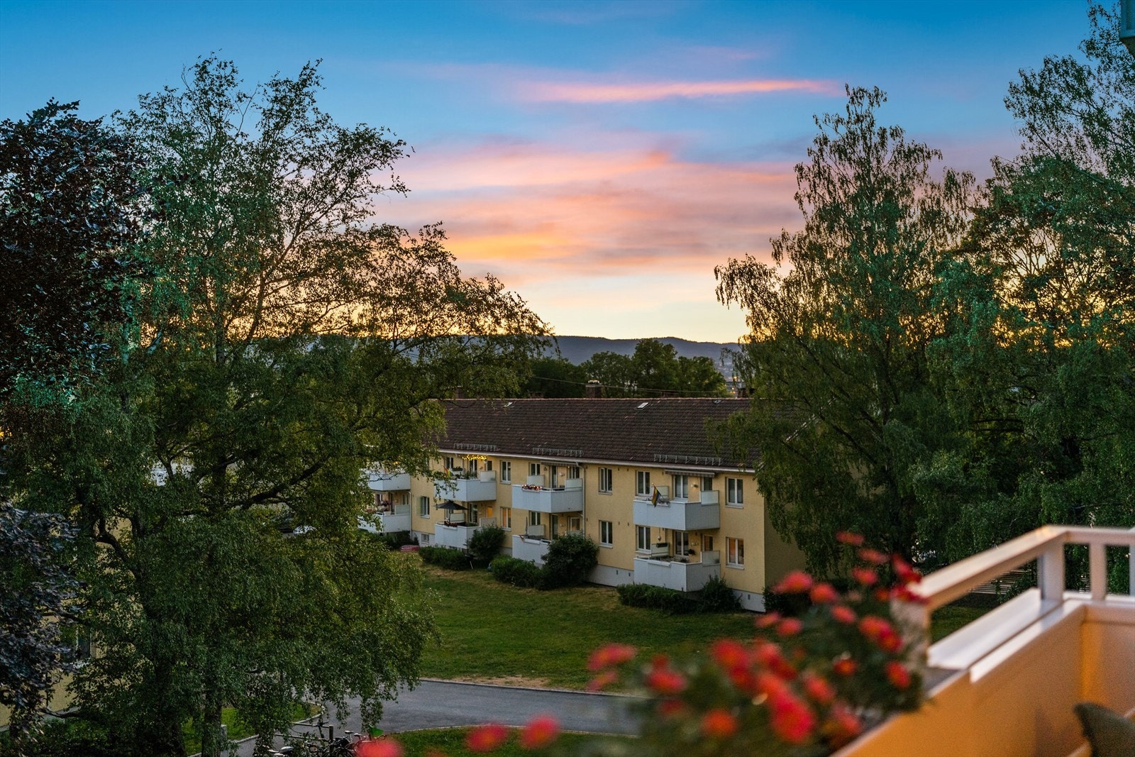 Fra balkongen er det utsikt mot Tryvann Galleribilde