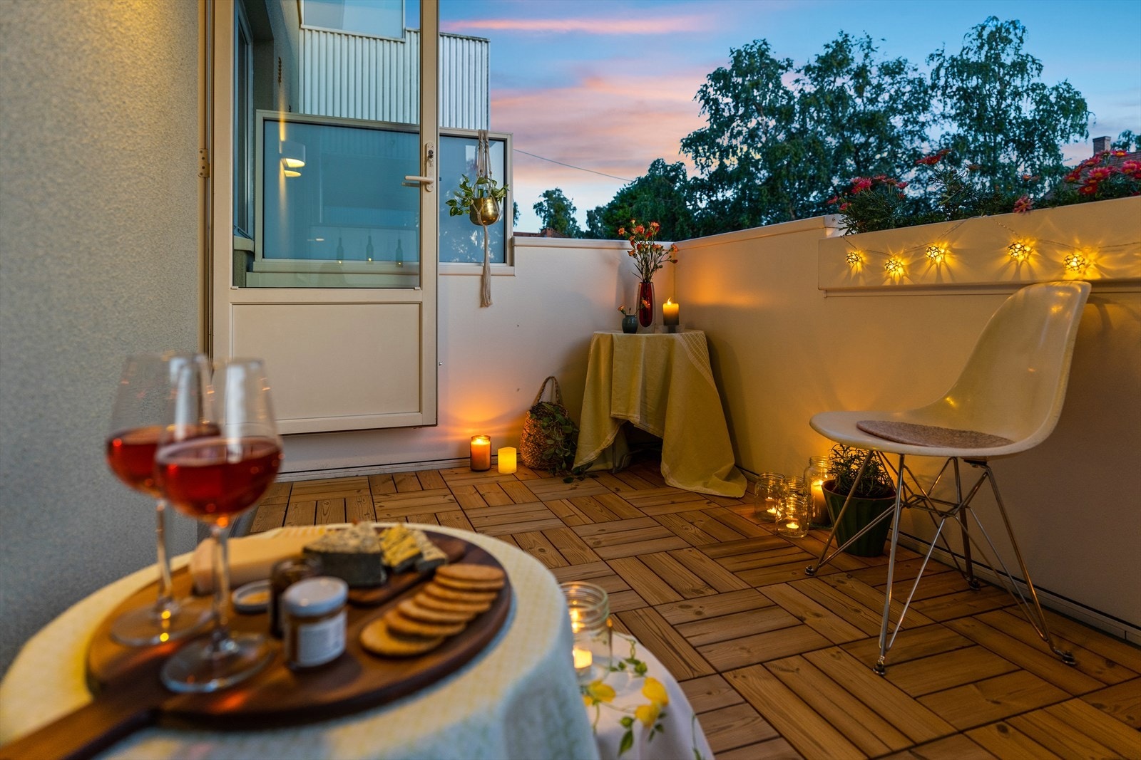 Inviter venner og familie til koselige kvelder på balkongen Galleribilde