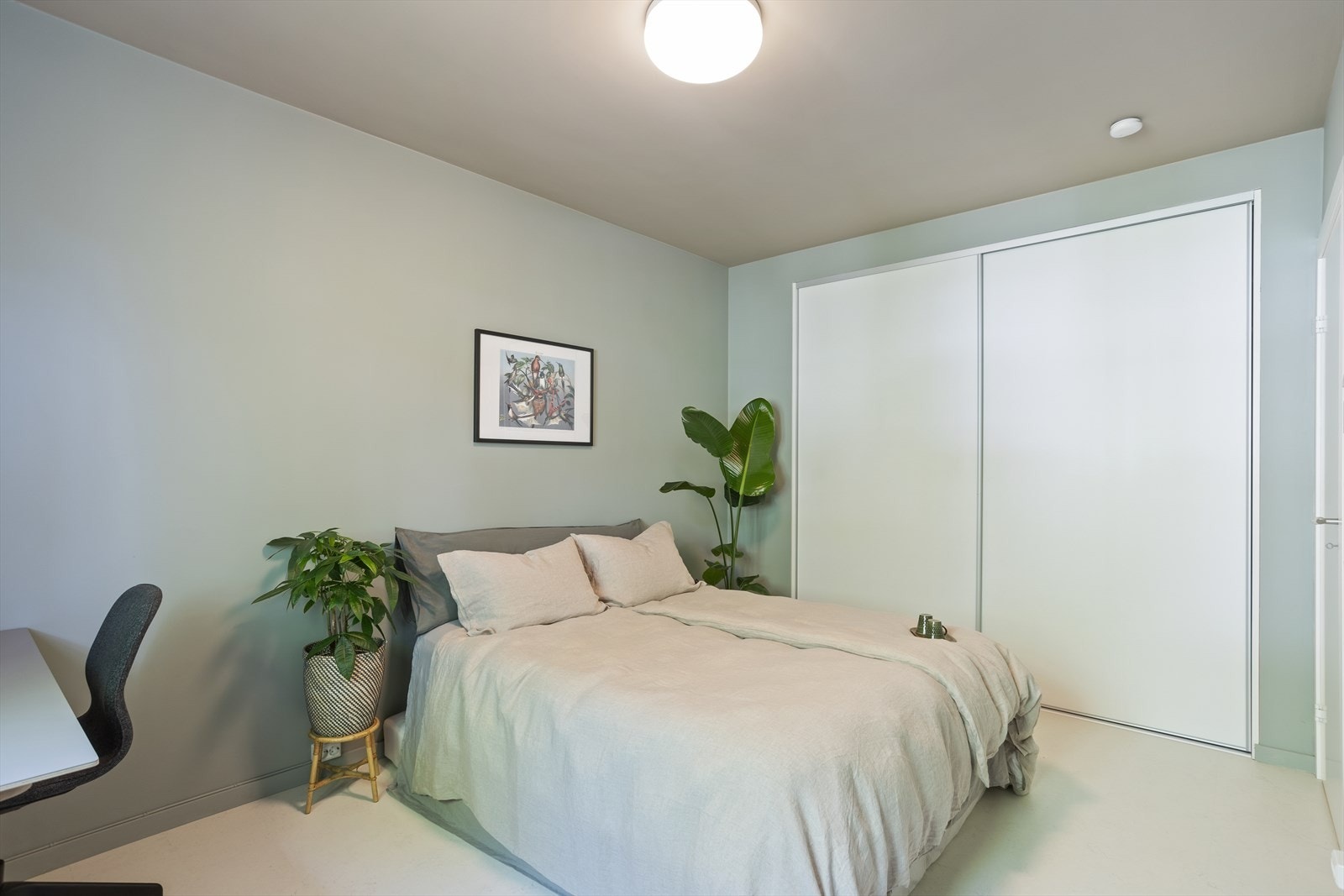 Hovedsoverommet er utstyrt med skyvedørsgarderobe som gode oppbevaringsmuligheter Galleribilde