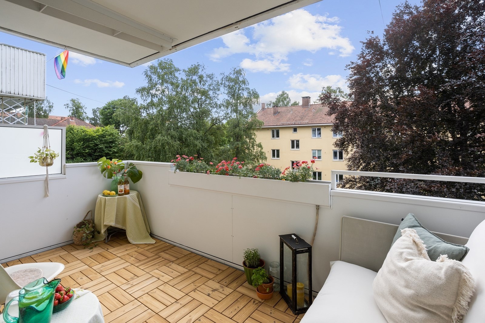 Fra stuen kommer du ut til den romslige balkongen med flott utsyn Galleribilde