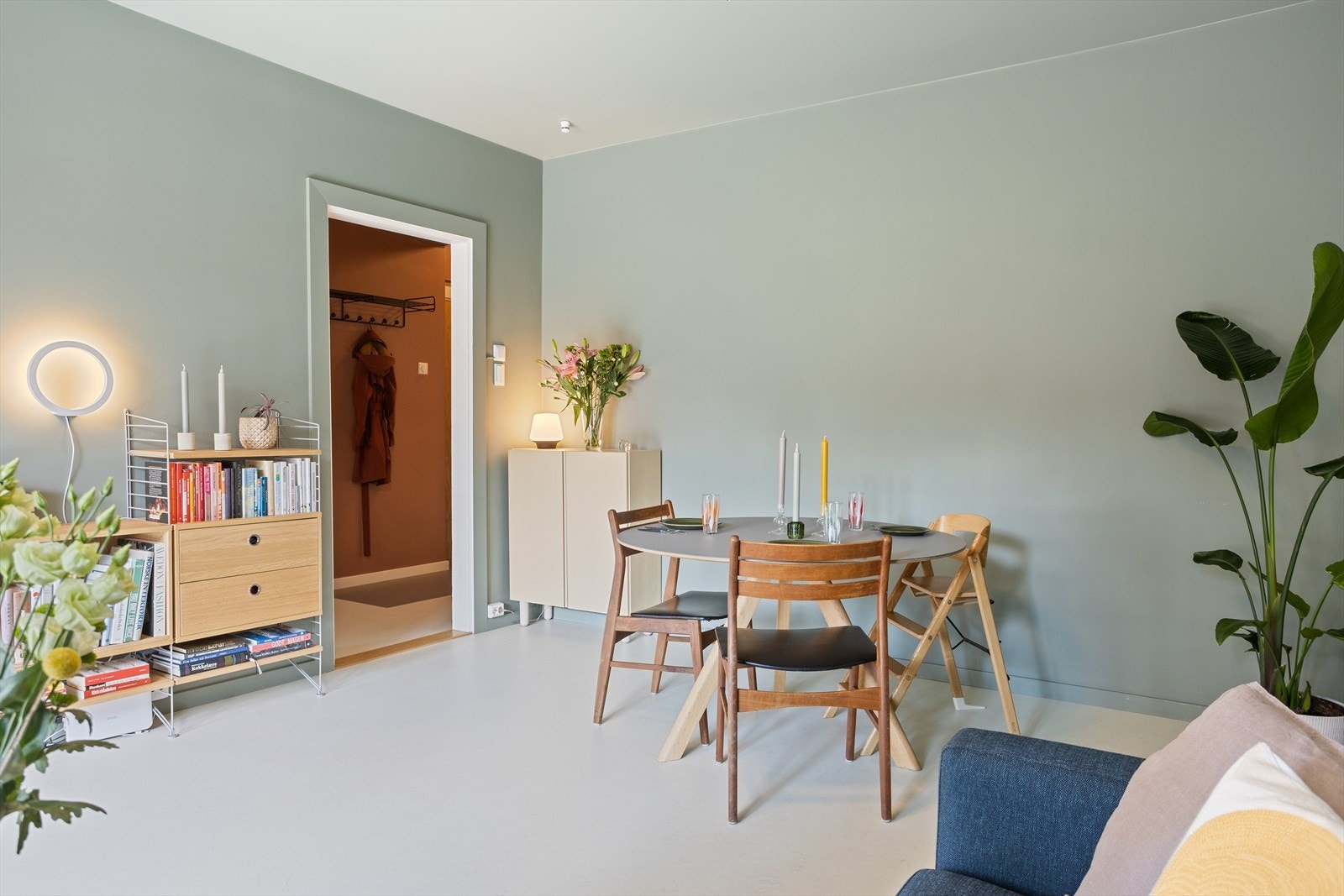 I stuen er det plass til både spisebord og sofagruppe Galleribilde