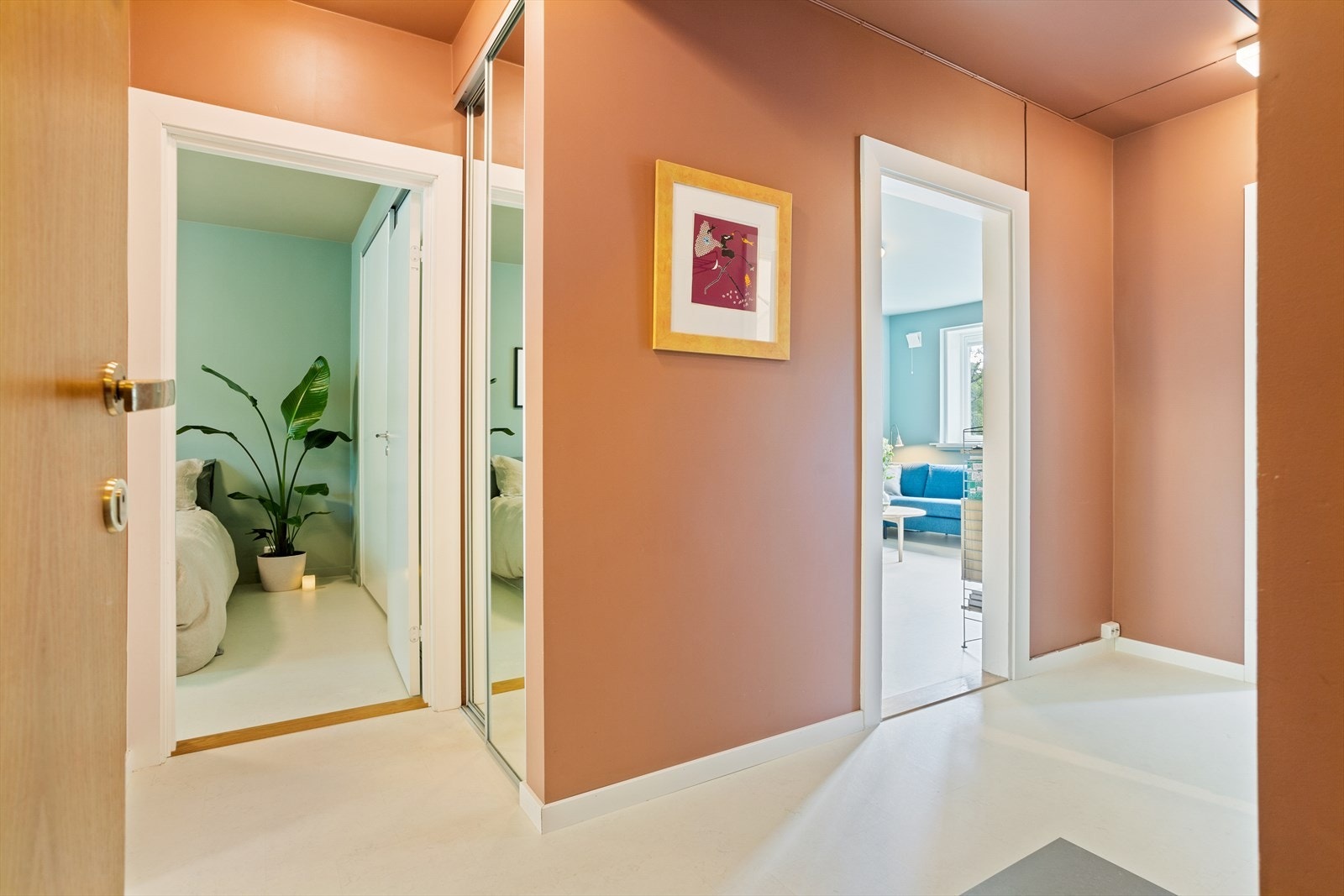 Romslig entré med en skyvedørsgarderobe for oppbevaring Galleribilde