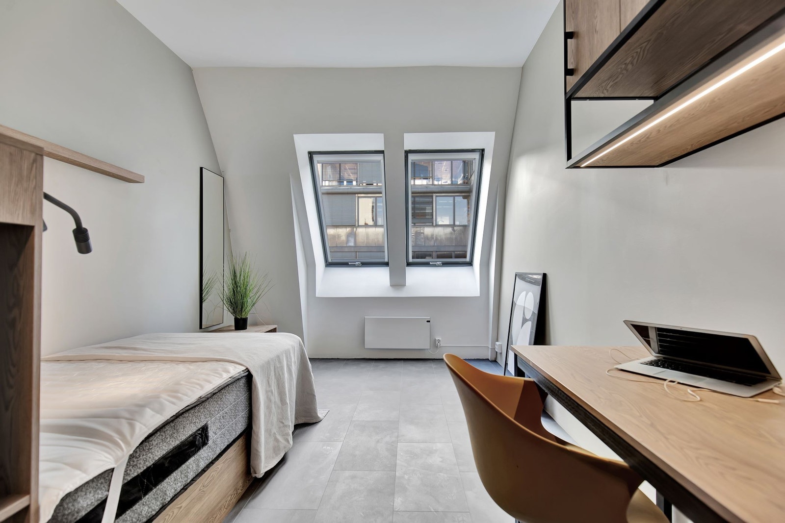 Dette er vår Classic Studio-leilighet. Her bor du komfortabelt med plassbygd seng, kjøkken og et moderne bad. Rommet har godt med oppbevaring, skap, skuffer og hyller. Galleribilde