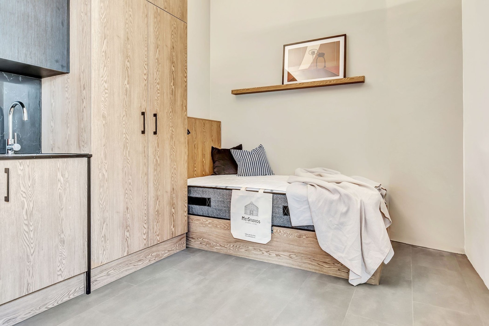 Dette er vår Classic Studio-leilighet. Her bor du komfortabelt med plassbygd seng, kjøkken og et moderne bad. Rommet har godt med oppbevaring, skap, skuffer og hyller. Galleribilde