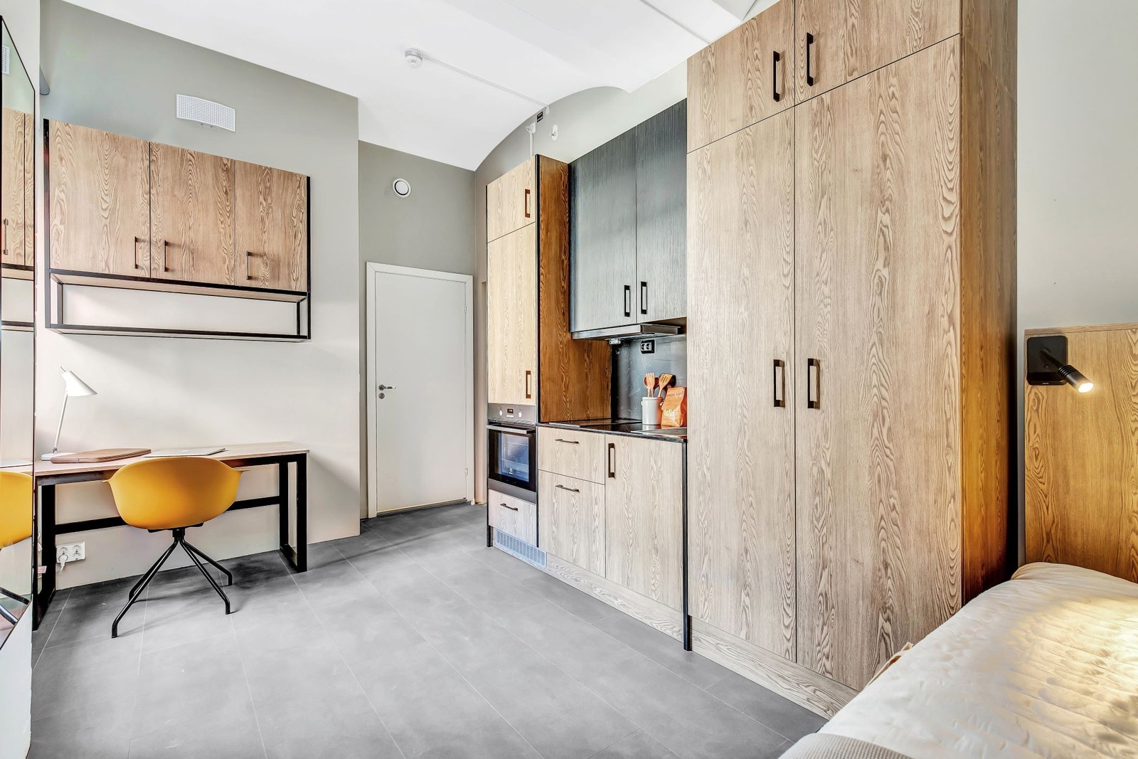 Dette er vår Classic Studio-leilighet. Her bor du komfortabelt med plassbygd seng, kjøkken og et moderne bad. Rommet har godt med oppbevaring, skap, skuffer og hyller. Galleribilde