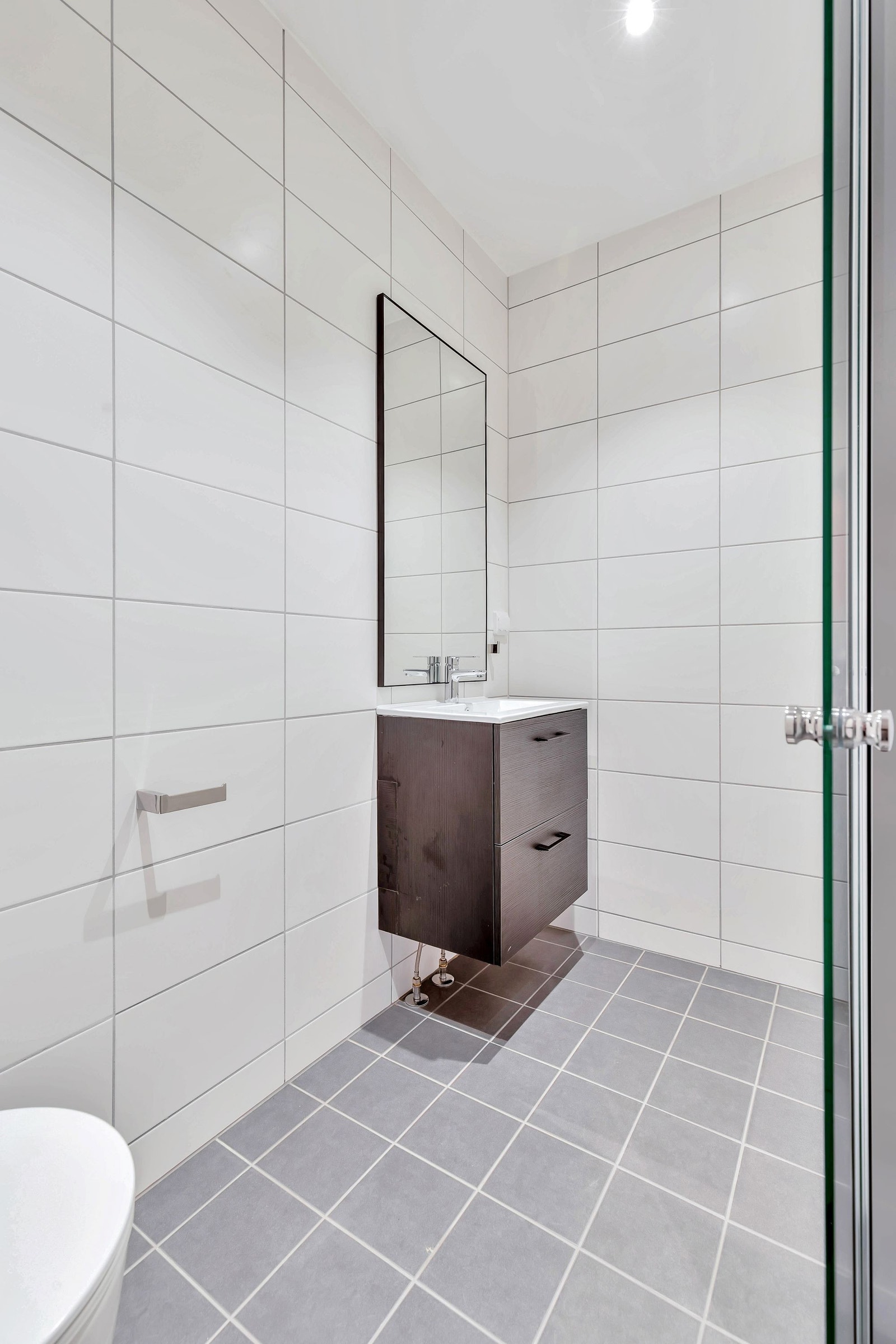 Dette er vår Classic Studio-leilighet. Her bor du komfortabelt med plassbygd seng, kjøkken og et moderne bad. Rommet har godt med oppbevaring, skap, skuffer og hyller. Galleribilde