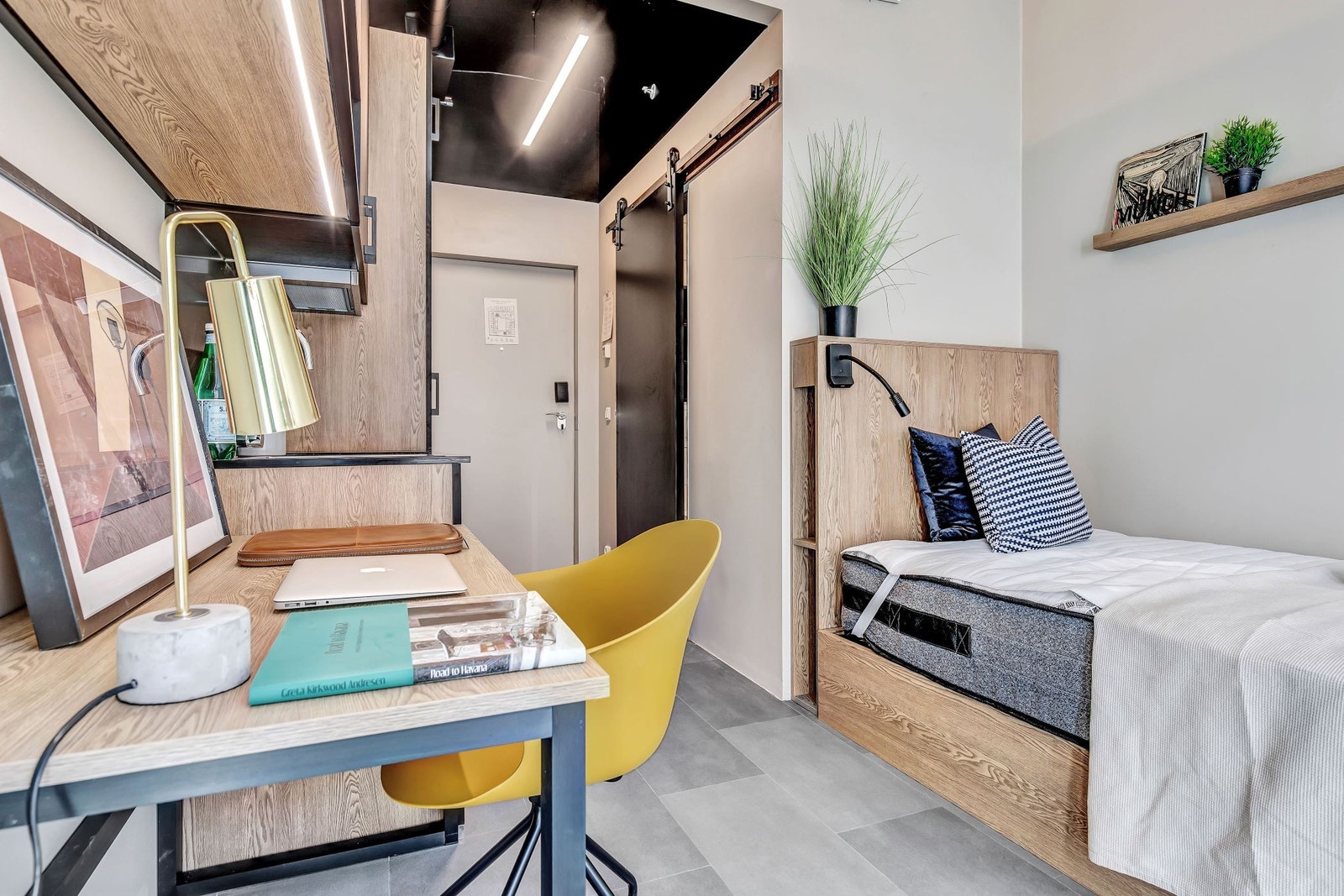 Dette er vår Classic Studio-leilighet. Her bor du komfortabelt med plassbygd seng, kjøkken og et moderne bad. Rommet har godt med oppbevaring, skap, skuffer og hyller. Galleribilde