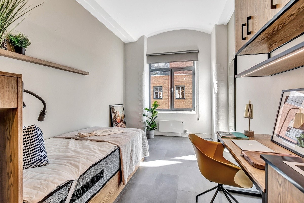 Dette er vår Classic Studio-leilighet. Her bor du komfortabelt med plassbygd seng, kjøkken og et moderne bad. Rommet har godt med oppbevaring, skap, skuffer og hyller. Galleribilde