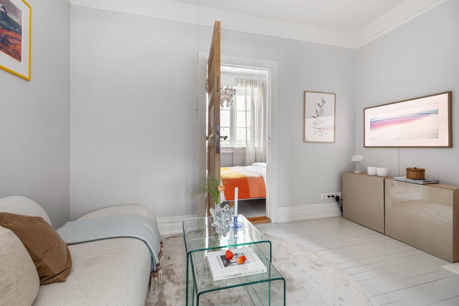 Boligen disponerer også to bodenheter, én i kjeller på ca. 8 m² og én på loftet på ca. 5,7 m² gulvareal. Galleribilde
