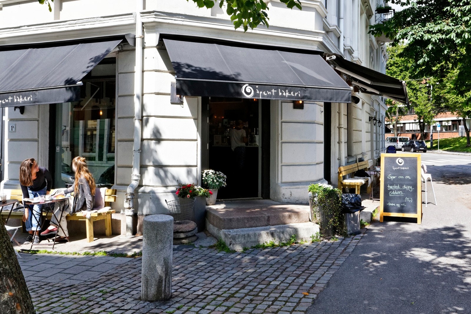 Nærbutikker, caféer, restauranter innen gangavstand, slik at du enkelt kan dekke daglige behov. Galleribilde