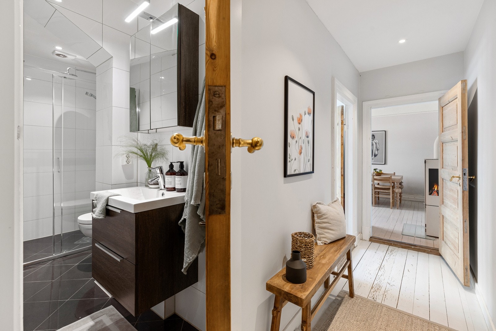 Fra entréen er det tilgang til et elegant baderom. Denne typen baderom er sjeldent og unikt for leiligheter på denne størrelsen i Lindern Hageby. Galleribilde