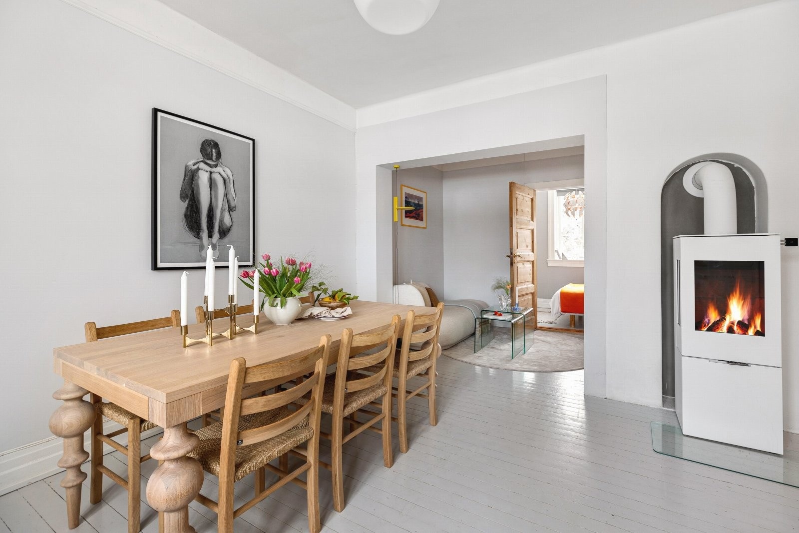 Boligen er lys og gjennomgående, med peis, mye utsyn og lite innsyn. Galleribilde