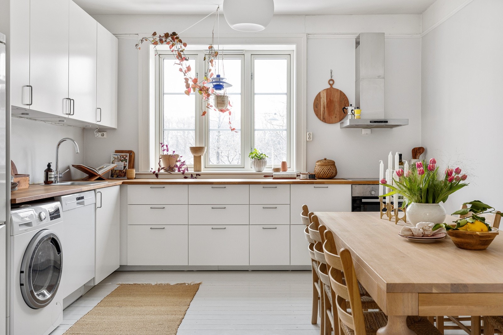Leiligheten har et moderne preg med klassisk utrykk, med elementer som originale gulv, generøs takhøyde, et moderne baderom og kjøkken. Galleribilde