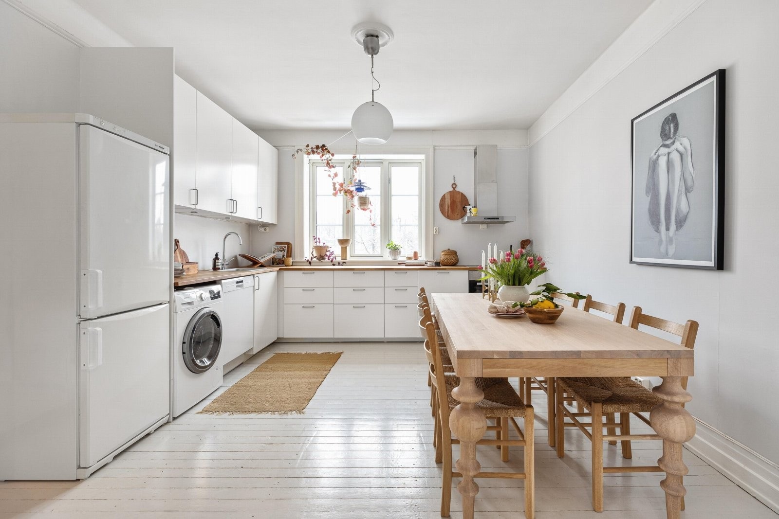 Leiligheten har en fantastisk intern beliggenhet i midt-rekken og vender mot en grønn bakgård og vakre omgivelser. Galleribilde