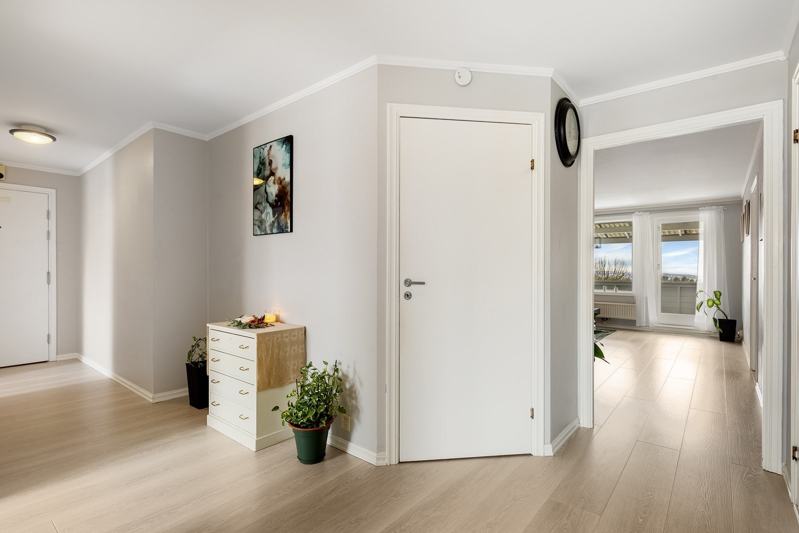 Gang med dør til innvendig bod i senter. Boden er på 4 m² Galleribilde