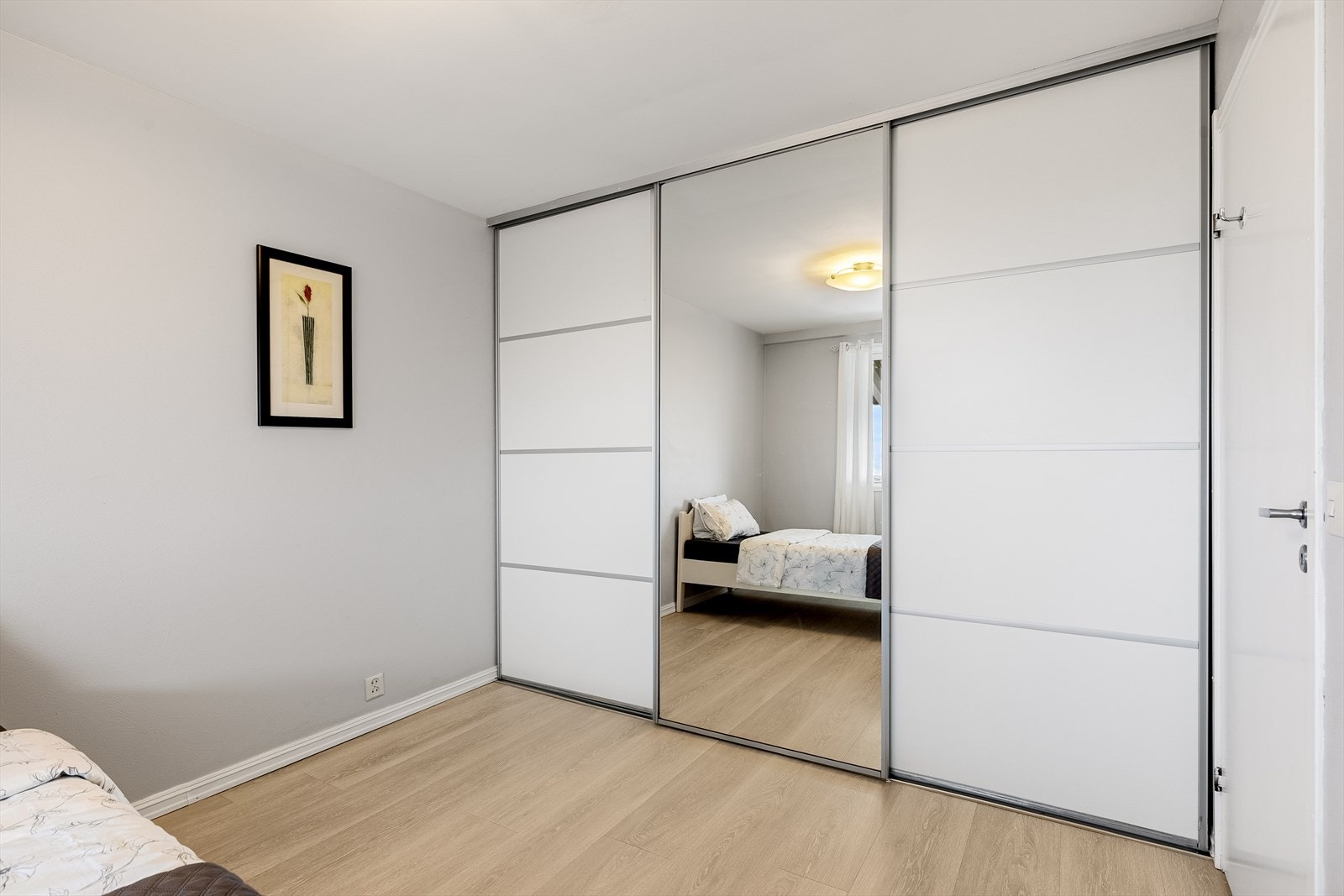 Skyvedørsgarderobe i hovedsoverom Galleribilde