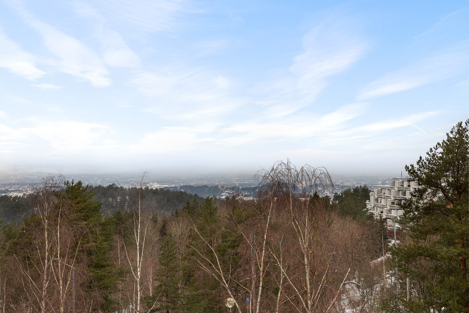 Utsikt mot Nordmarka/Holmenkollen (innhyllet i dis for øyeblikket) Galleribilde