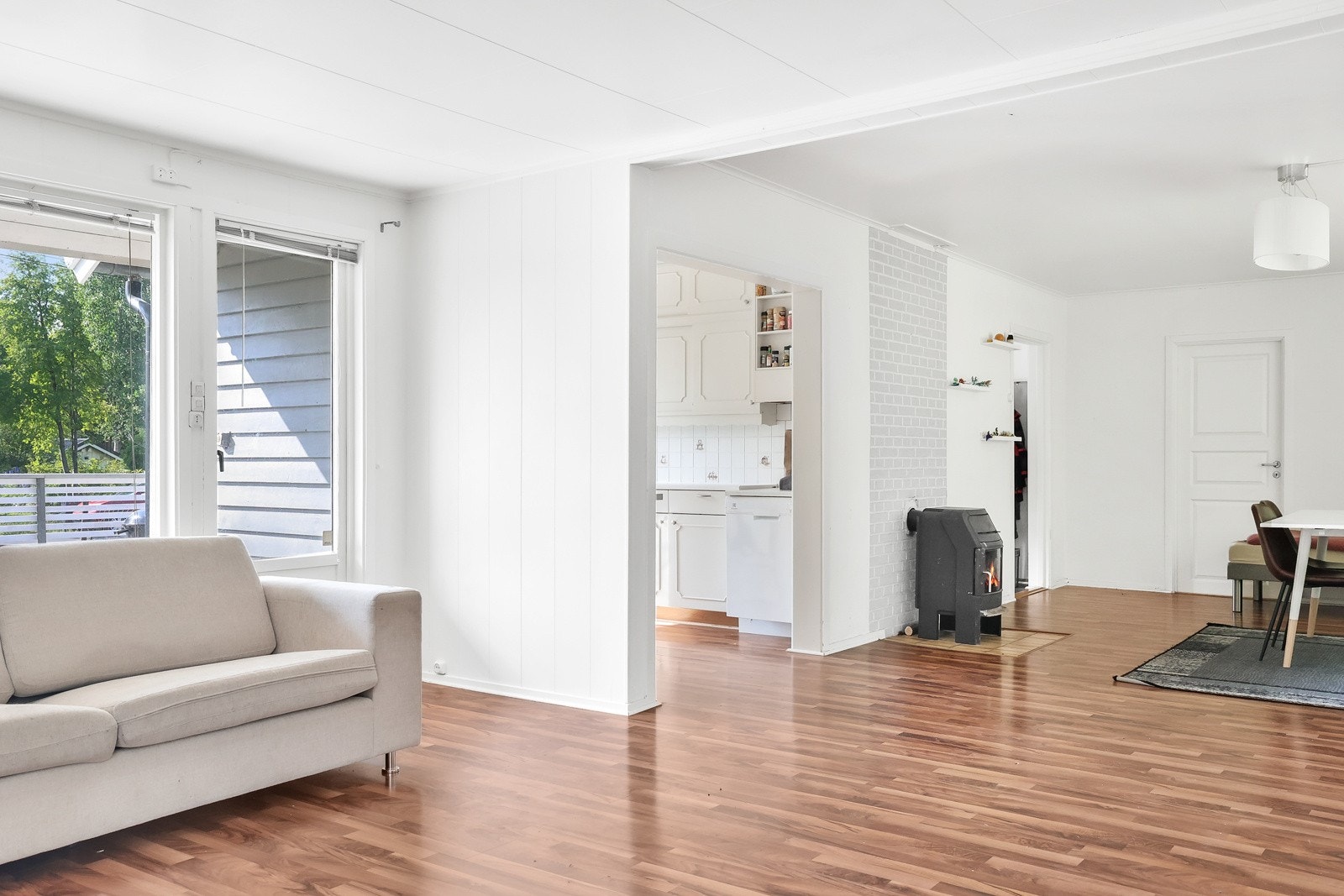 Rommet varmes opp via vedfyring Galleribilde