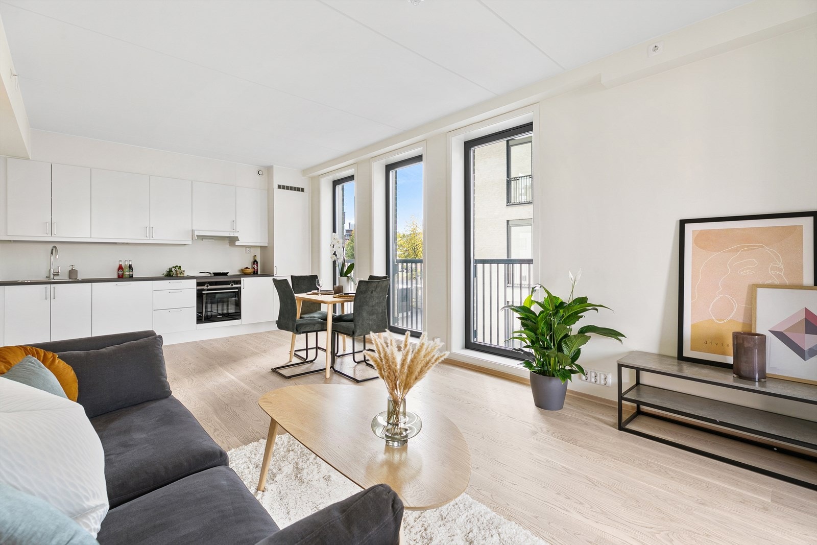 Store vindusflater gir godt lys i leiligheten Galleribilde